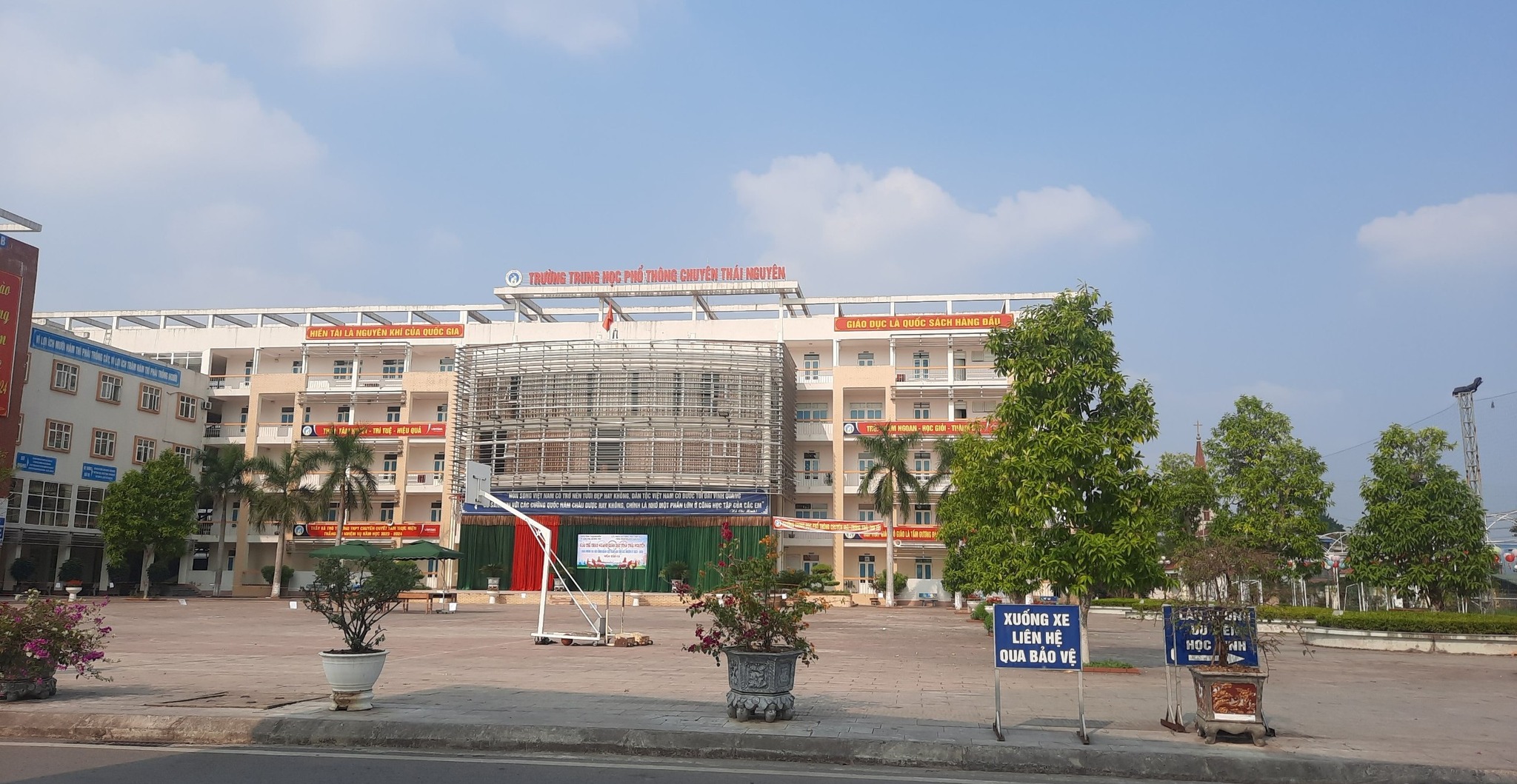 A-State tham dự Triển lãm Du học tại Trường THPT Chuyên Thái Nguyên